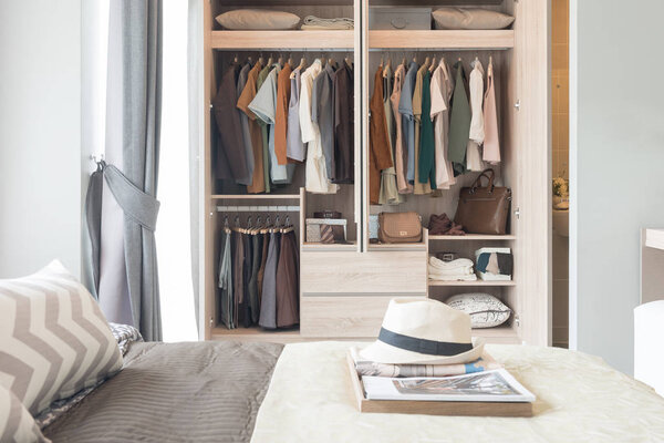 красочная одежда, висящая на рельсах
 