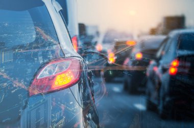 trafik sıkışıklığı arabalar sıra ile çift pozlama 