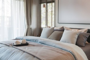 Yatak boyutu pillws kümesi ve sınıf içinde tepsi üzerinde çay dizi Kral