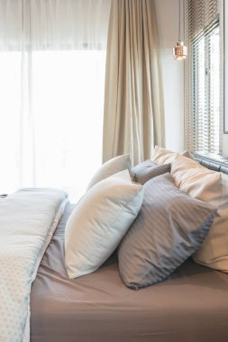 Klasik yatak yatak yastık ayarla