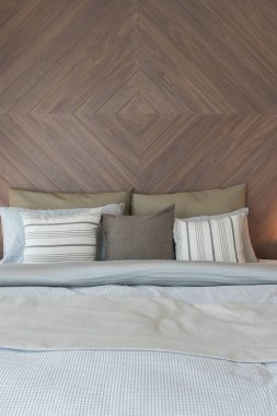 yastıklar yatakta klasik arpacık dekorasyonda ahşap duvar ile ayarla