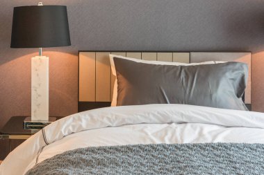 Klasik stil yatak odasında siyah lambalı Tek Kişilik Yatak