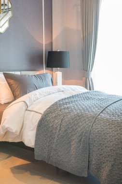 Klasik stil yatak odasında siyah lambalı Tek Kişilik Yatak