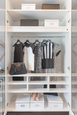 siyah ve beyaz elbise asılı