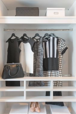 siyah ve beyaz elbise asılı