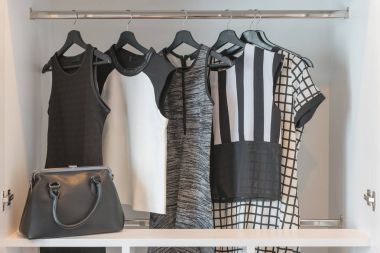 siyah ve beyaz elbise asılı