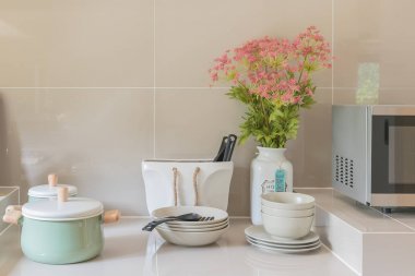 Mutfak tezgahı ile seramik kase, tencere, tabak 