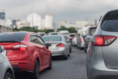 trafik sıkışıklığı araba sıra ile 