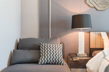 Klasik stil yatak odasında siyah lambalı Tek Kişilik Yatak