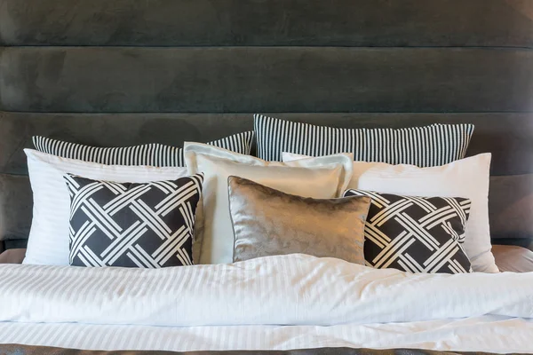 Stylu klasycznym king size, łóżko z zestawem poduszek w stylu luksusowych — Zdjęcie stockowe