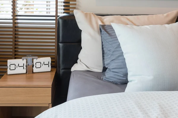 Moderne wekker op houten tafel kant in moderne slaapkamer — Stockfoto