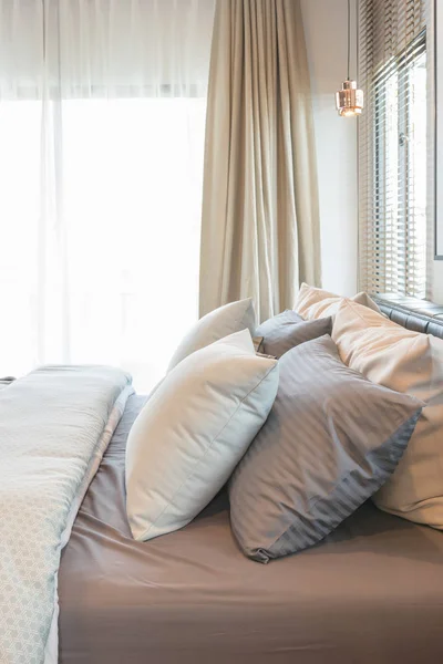 Набор подушек на классической кровати в спальне — стоковое фото