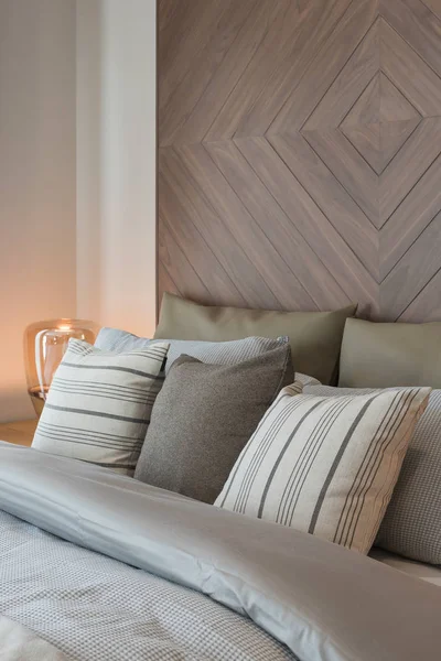 Zestaw poduszek na łóżko drewniane dekoracja w klasycznym sty — Zdjęcie stockowe