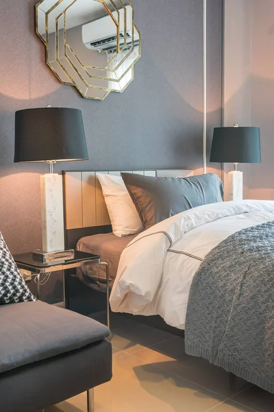 Односпальная кровать с черной лампой в спальне классического стиля — стоковое фото