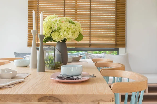 Mesa de comedor de madera en el comedor moderno con juego de mesa y vas —  Fotos de Stock