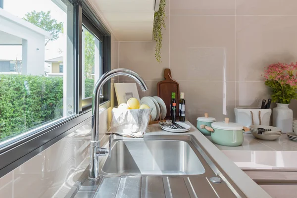Spüle aus Edelstahl mit Wasserhahn auf Küchentheke — Stockfoto