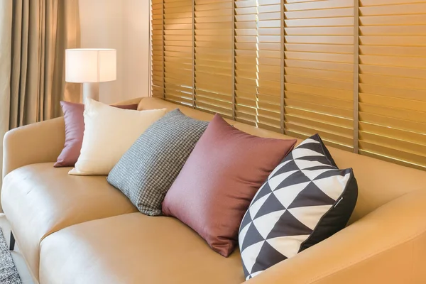 Sofá marrón con almohadas de colores en estilo clásico de la sala de estar — Foto de Stock