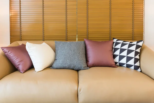 クラシック リビング ルーム スタイルのカラフルな枕と茶色のソファ — ストック写真