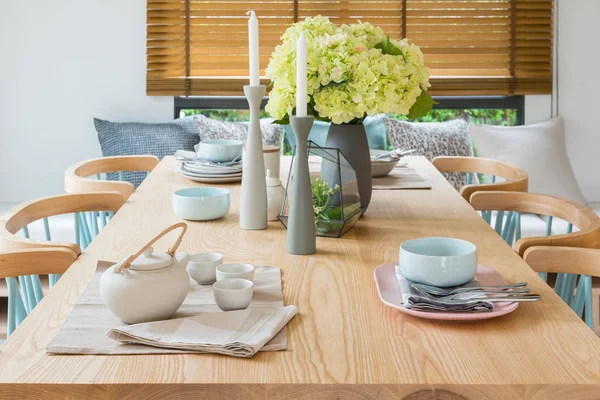현대 다 이닝 룸 테이블 세트와 절제에에서 나무 식탁 — 스톡 사진