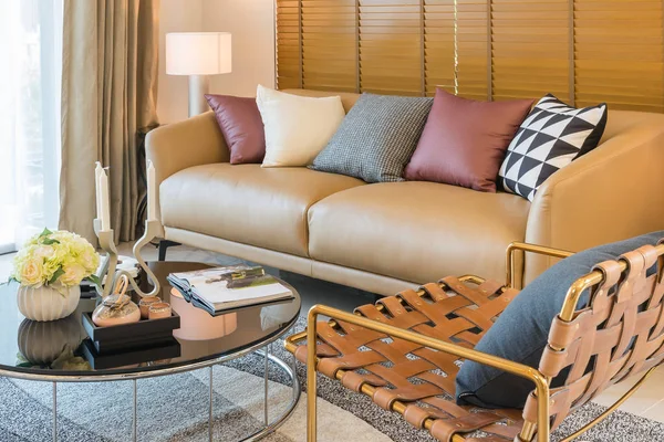 Sofá marrom com travesseiros coloridos em estilo clássico sala de estar — Fotografia de Stock