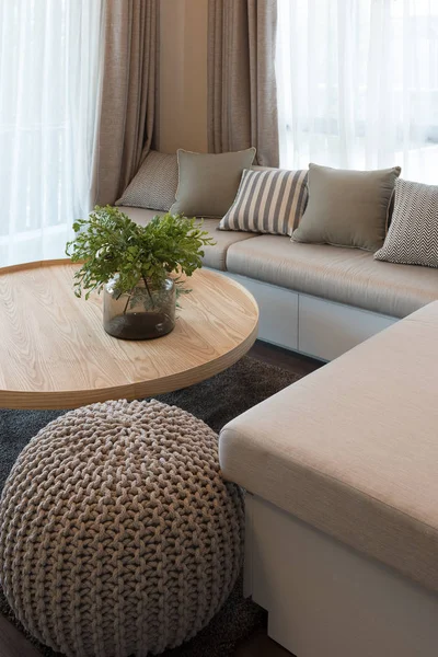 Обширные растения на деревянном круглом столе в современной гостиной desig — стоковое фото