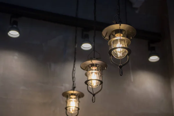 Grupo de luzes penduradas no café — Fotografia de Stock