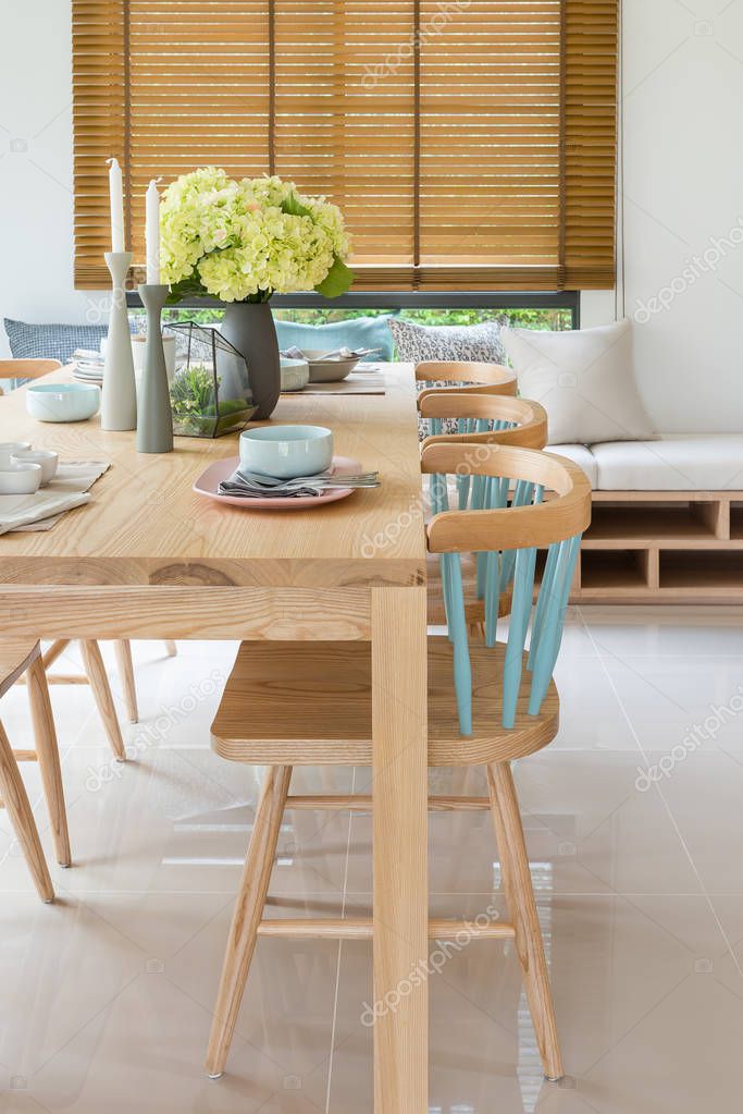 Tavolo da pranzo in legno in sala da pranzo moderna con tavolo e