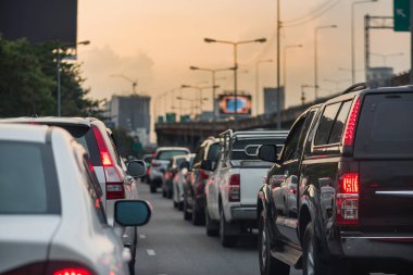 trafik sıkışıklığı araba şehir yüksek yolda sıra ile