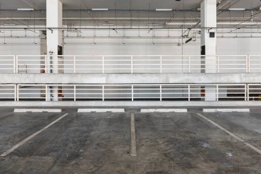 Araba ve boş park yeri ile garaj Otopark, İçişleri 