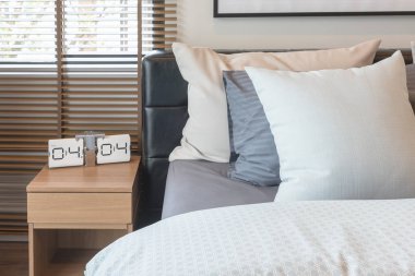 Yatak boyutu pillws kümesi ve sınıf içinde tepsi üzerinde çay dizi Kral