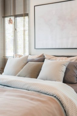 Yatak boyutu pillws kümesi ve sınıf içinde tepsi üzerinde çay dizi Kral