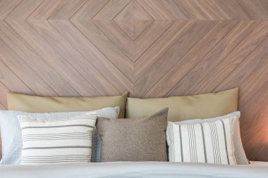 yastıklar yatakta klasik arpacık dekorasyonda ahşap duvar ile ayarla