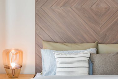 yastıklar yatakta klasik arpacık dekorasyonda ahşap duvar ile ayarla