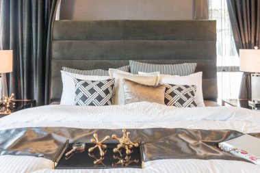 Klasik tarzı kral yatak boyutu yastıklar lüks stil kümesi ile 