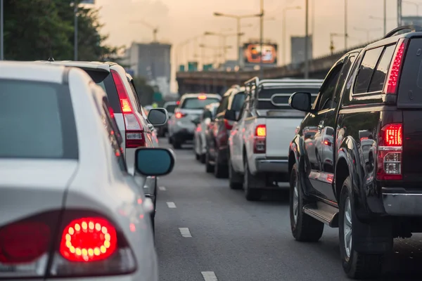 Embouteillage avec rangée de voitures sur la route de la ville — Photo