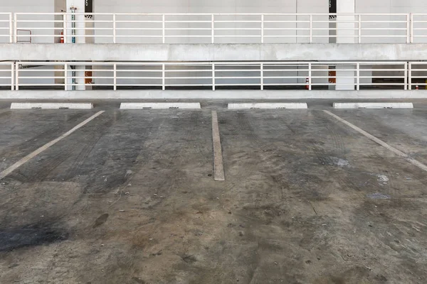 Intérieur du garage avec voiture et parking vacant — Photo