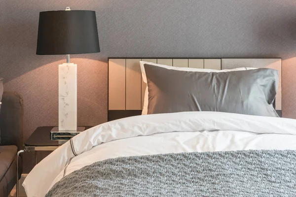 Łóżko pojedyncze z czarnym światłem w klasycznym stylu sypialni — Zdjęcie stockowe