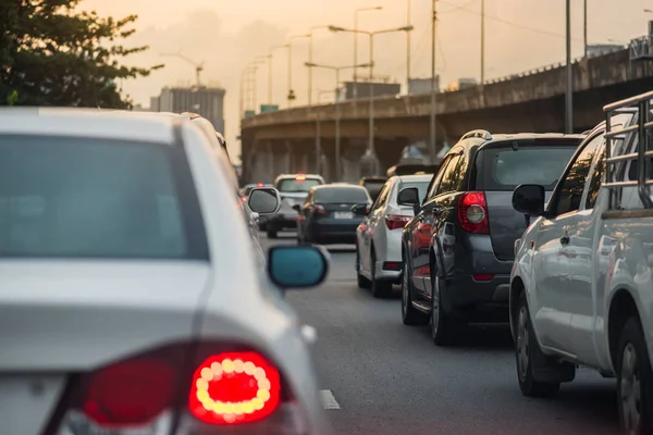 Ingorgo con fila di auto sulla strada maestra per la città — Foto Stock