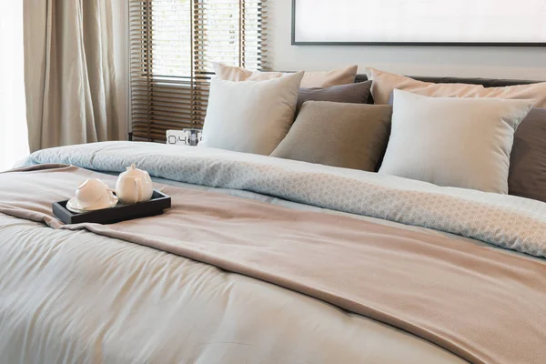 Розмір королівського ліжка з набором подушок і набором чаю на лотку в класі — стокове фото