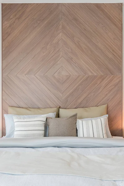 yastıklar yatakta klasik arpacık dekorasyonda ahşap duvar ile ayarla