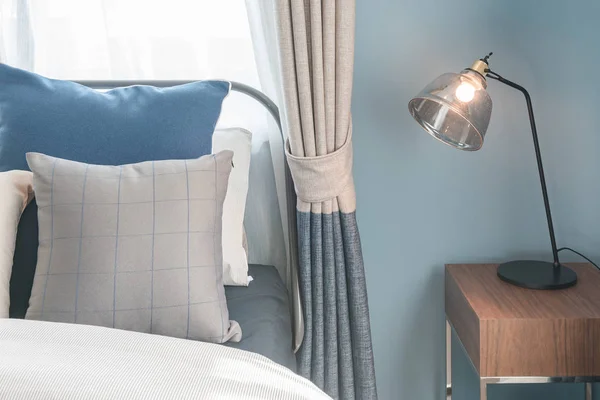 Set van kussens op bed in de slaapkamer van de moderne stijl — Stockfoto