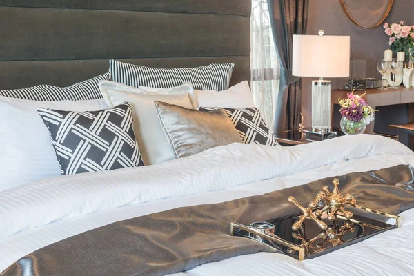 Класичний стиль королівського ліжка розміру з набором подушок в стилі розкоші — стокове фото