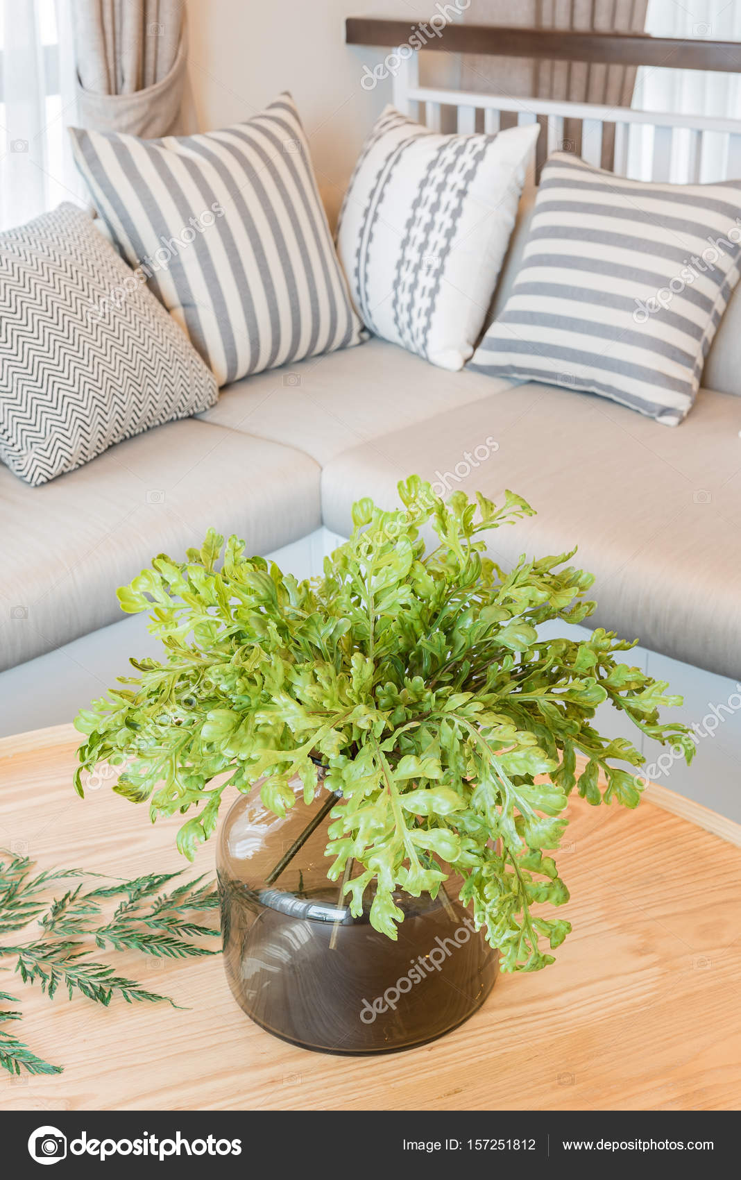 große Pflanzen auf runden Holztisch im modernen Wohnzimmer desig ... große Pflanzen auf runden Holztisch im modernen Wohnzimmer desig ...