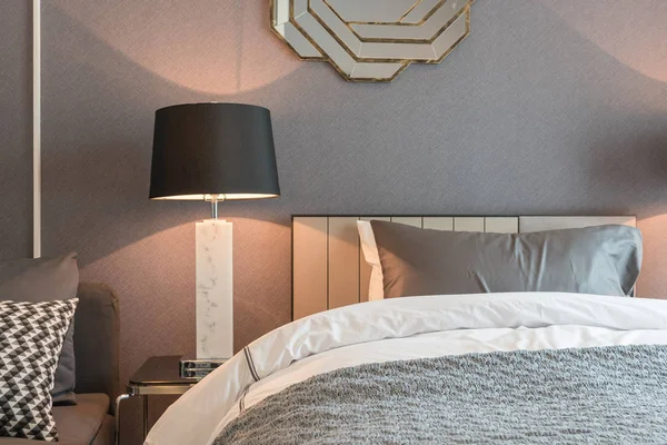 Łóżko pojedyncze z czarnym światłem w klasycznym stylu sypialni — Zdjęcie stockowe