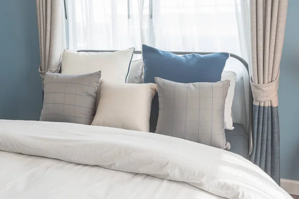 Conjunto de almohadas en la cama en el estilo de dormitorio moderno —  Fotos de Stock