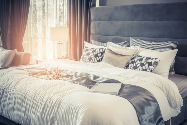 Estilo clássico cama king size com conjunto de travesseiros em estilo de luxo — Fotografia de Stock