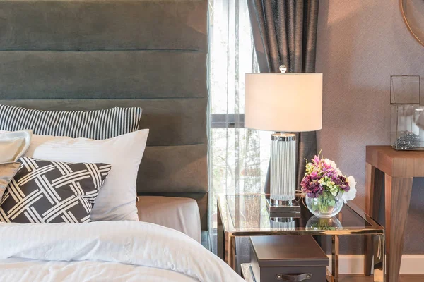 Klasický styl, král velikost postele s sadu polštáře v luxusním stylu — Stock fotografie