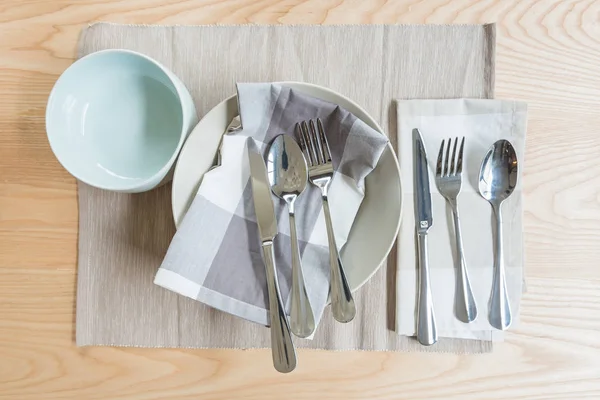 Mesa de comedor de madera en el comedor moderno — Foto de Stock