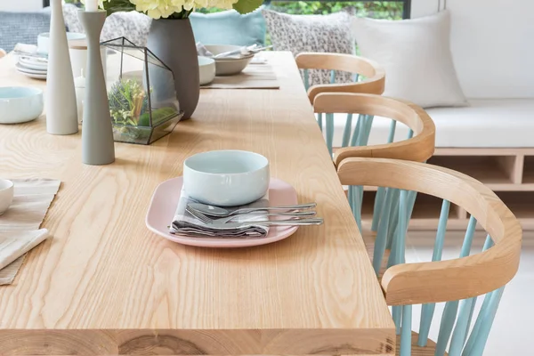 Trä matbord i moderna matsal med bord och vas — Stockfoto