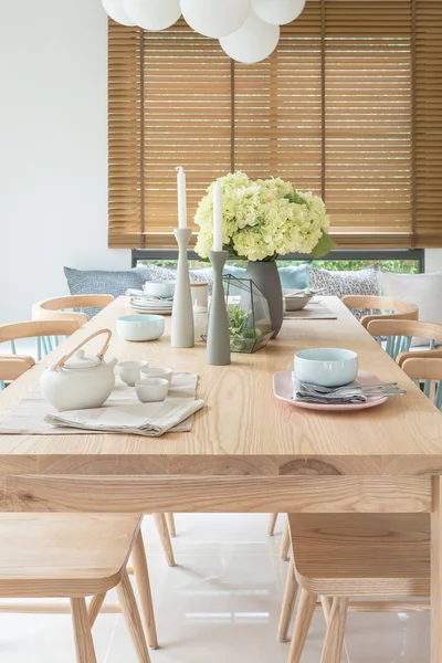 Mesa de comedor de madera en el comedor moderno con juego de mesa y vas —  Fotos de Stock